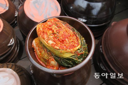 조선시대 김치는 왕가나 상류층만 먹는 최고급 요리였다. 하지만 그 탁월한 맛 때문에 수요와 공급이 늘어나며 가격이 하락해 점차 대중 음식으로 자리 잡았다. 동아일보DB