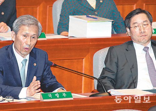 “사이버 심리전 사과할 일 아니다” 김관진 국방부 장관(왼쪽)이 5일 국회 예산결산특별위원회에서 열린 정책질의에서 국군사이버사령부 정치개입 논란에 대한 사과를 요구하는 민주당 윤호중 의원에게 “사과할 일이 아니다”고 말했다. 이훈구 기자 ufo@donga.com