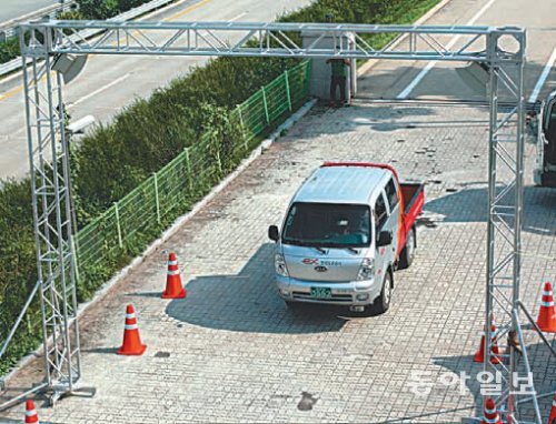 8월 중부내륙고속도로에 설치된 한국도로공사 여주시험도로에서 화물차 부피감지시스템을 시연하는 모습. 여주=주애진 기자 jaj@donga.com