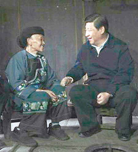 시진핑 중국 국가주석(오른쪽)이 3일 민생시찰을 위해 방문한 후난 성 화위안 현 스바둥 촌에서 먀오족 할머니의 손을 잡고 살림살이 등을 물어보고 있다. 사진 출처 런민일보