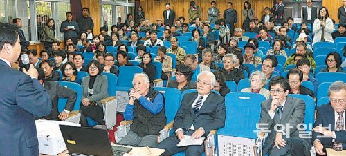 5일 서울 서초구 서초2동 옛 영동중학교 강당에서 서울시교육청이 문화예술정보학교(옛 직업학교) 설립과 관련해 주민설명회를 열고 있다. 강당을 메운 주민들은 “교육청이 지역 주민의 요구도 듣지 않고 일방적으로 결정했다”며 반발했다. 홍진환 기자 jean@donga.com