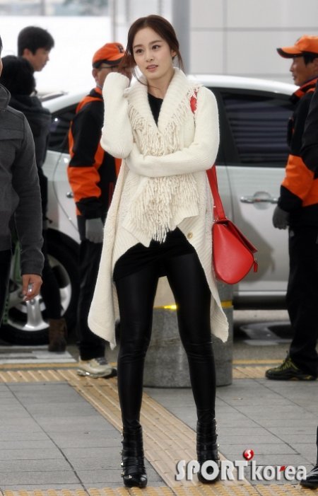 배우 김태희가 '코스모 뷰티 어워즈' 참석 차 6일 오후 인천 국제공항을 통해 상하이로 출국하고 있다. 사진제공=스포츠코리아
