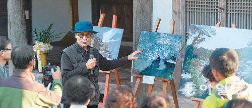 경주 서악서원에서 안장헌 문화재전문 사진작가가 관람객들에게 자신의 작품에 대해 설명하고 있다. 신라문화원 제공