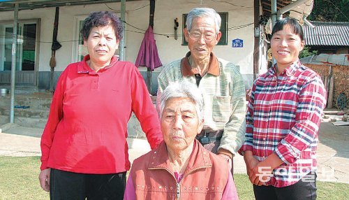 68년간 해로한 노부부가 우물에 빠졌을 때 이들을 구해준 이웃 주민 김순례 씨(왼쪽)와 이기순 씨(오른쪽)가 6일 당시 상황을 이야기하며 웃고 있다. 장흥군 제공