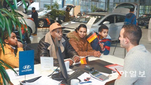 4일(현지 시간) 오후 독일 뤼셀스하임 시 현대자동차 대리점을 방문한 고객이 상담을 받고 있다. 현대자동차 제공