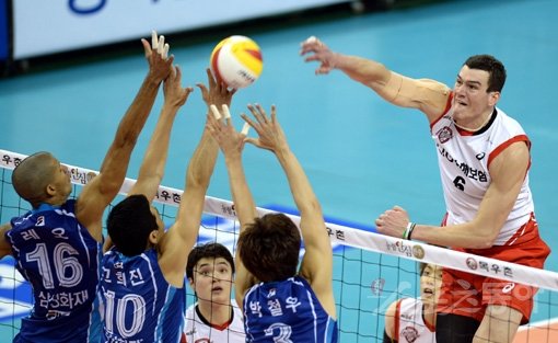 창과 방패 LIG손해보험 외국인 공격수 에드가(오른쪽)가 6일 구미 박정희체육관에서 열린 삼성화재와 V리그 남자부 1라운드 경기에서 상대 블로킹 벽을 피해 강한 스파이크를 시도하고 있다. 이날 LIG손보가 세트스코어 3-1로 이겼다. 구미｜김민성 기자 marineboy@donga.com 트위터 @bluemarine007