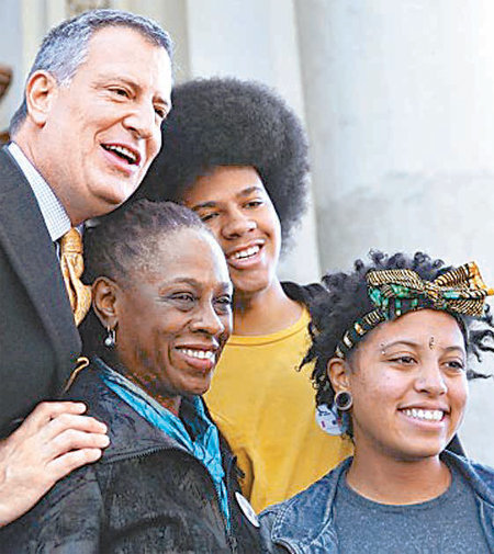 흑인 남녀 고유의 헤어스타일로 주목받고 있는 빌
더블라지오 새 뉴욕 시장의 가족. 왼쪽부터 더블라
지오 시장, 부인 셜레인 매크레이, 아들 단테, 딸 키
아라. 출처 워싱턴포스트