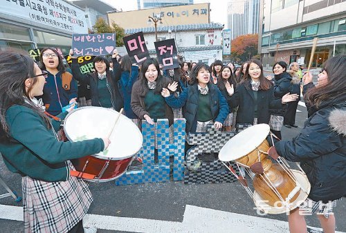 북-장구 치며 응원 7일 오전 서울 중구 순화동 이화여외고 수능 고사장 앞에서 배화여고 재학생들이 수험생 선배들을 위해 북과 장구를 치며 응원을 펼치고 있다. 김재명 기자 base@donga.com