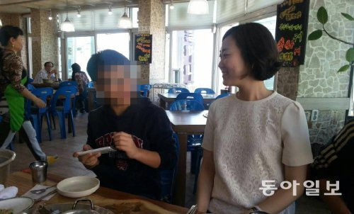 지난달 5일 중간고사를 잘 끝낸 기념으로 영훈이(가명·왼쪽)와 오이도에 가서 조개구이를 먹었다. ‘멀리 가기
싫다’던 영훈이는 맛있게 먹으며 즐거워했다.