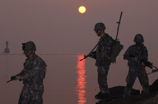 내년 군인 월급 인상. 동아일보DB