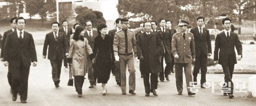 1977년 육사 입교식에 참석한 박정희 대통령이 아들 지만 군, 딸 근혜 양 등과 함께 교정을 걷고 있다. 동아일보DB