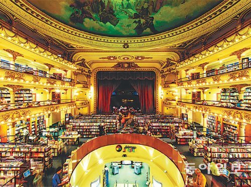 아르헨티나 부에노스아이레스에 있는 ‘엘 아테네오 그랜드 스플렌디드’. 1903년 건축된 극장을 개조한 서점으로 황금빛 실내, 방대한 장서가 인상적이다. 학산문화사 제공