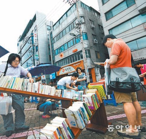 매년 가을 홍익대 앞 서울와우북페스티벌에서는 출판사들의 책 할인전, 누구나 상인이 될 수 있는 책 벼룩시장 등이 펼쳐진다. 소란 제공