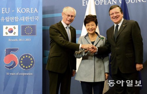 박근혜 대통령이 8일 한-유럽연합(EU) 정상회담을 하기 위해 벨기에 브뤼셀의 EU 이사회 청사를 방문한 자
리에서 헤르만 반롬푀이 EU 상임의장(왼쪽) 및 조제 마누엘 두랑 바호주 EU 집행위원장과 기념사진을 찍고
있다. 브뤼셀=안철민 기자 acm08@donga.com