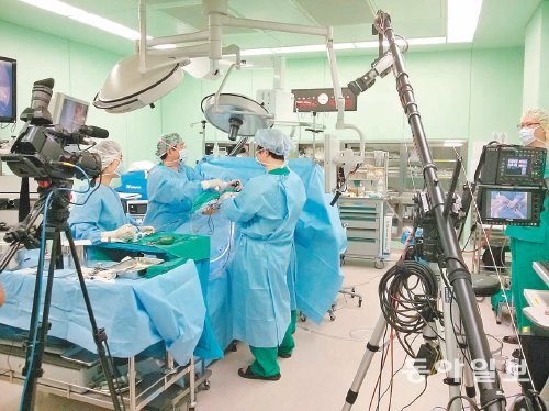 세브란스병원 영상미디어센터팀은 수술 촬영용 크레인과 장비를 직접 제작해 수술장에서 진행되는 장면을 실시간으로 촬영해 제공하고 있다. 세브란스병원 제공