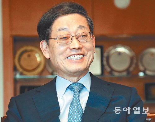 “아직 무엇을 할지 결정하지 못했다”는 김황식 전 총리는 대학이나 비영리 단체 쪽에서 일하고 싶다는 뜻을 비쳤다. 박경모 기자 momo@donga.com
