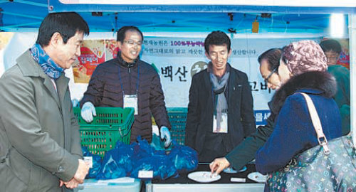 채널A의 이영돈 PD(왼쪽)가 9일 서울 광화문광장에 마련된 ‘이영돈PD의 먹거리 X파일 체험관’의 유기농 버섯 업체 ‘현재농원’ 부스를 찾았다. 채널A 제공
