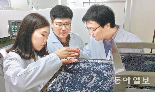 7일 대전 유성구 신성동의 KT&G 제1공장에서 김광수 에이티랩 연구소장(가운데)과 KT&G 직원들이 건조한 향 캡슐을 꼼꼼히 살펴보고 있다. KT&G 제공