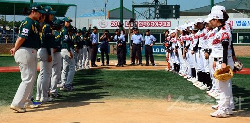 서울 블랙펄스와 구리 나인빅스가 16일 전북 익산 국가대표야구전용훈련장에서 열리는 2013 LG배 한국여자야구대회 결승전에서 맞붙는다. 양팀 선수들이 지난 8월 31일, 이번 대회 개막전을 앞두고 서로 인사를 나누고 있다. 스포츠동아DB