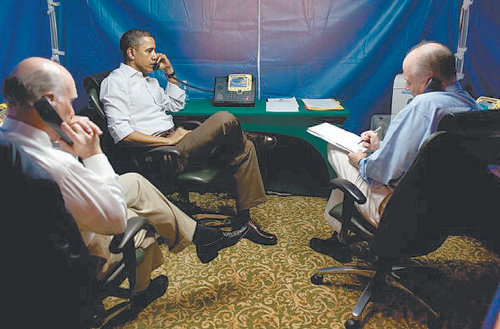버락 오바마 미국 대통령이 2011년 브라질의 리우데자네이루를 방문했을 때 도청 방지 텐트 안에서 리비아 공습 문제를 협의하는 전화를 하는 모습. 출처 뉴욕타임스