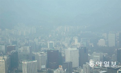 중국발 스모그로 서울N타워에서 내려다본 서울 시내가 온통 뿌옇다. 스모그에 포함된 미세먼지, 중금속, 화학물질은 각종 호흡기, 피부, 눈 질환을 일으키므로 겨울철에는 한층 각별한 주의가 필요하다. 동아일보DB