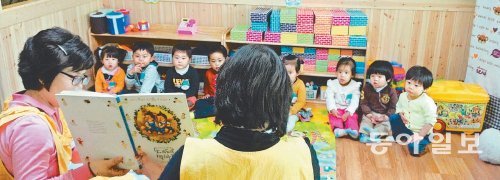 60시간의 교육과정을 거쳐 ‘책 읽어주기 자원 활동가’로 활동하고 있는 자원 활동가들이 관내 유치원을 찾아 원생들에게 책을 읽어주고 있다. 인천 연수구 제공