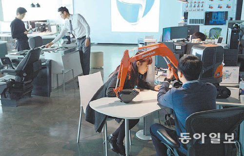 두산인프라코어 디자인팀 직원들이 경기 용인시 수지구 성복동 두산기술원 14층에 있는 디자인센터에서 중장비 기계 디자인 작업에 몰두하고 있다. 두산인프라코어 제공