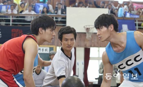 농구는 단체 스포츠지만 혼자 혹은 둘이서 즐기는 것도 가능하다. 여러 각도에서 촬영해 다양한 방식으로 이야기를 풀어 낼 수 있다. tvN 드라마 ‘빠스껫 볼’의 한 장면. CJ E&M 제공