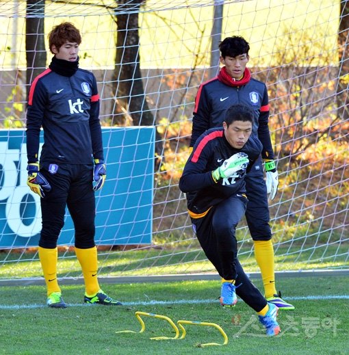 축구대표팀 GK 정성룡(맨 앞)이 12일 파주NFC에서 소집된 대표팀 첫 훈련에서 김승규(오른쪽)와 이범영이 지켜보는 가운데 운동에 집중하고 있다. 파주｜박화용 기자 inphoto@donga.com 트위터 @seven7sola