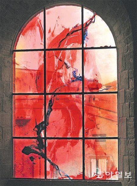 프랑스 브리우드 시에 있는 생 쥘리앵 성당의 스테인
드글라스. 생명의 신비를 역동적으로 그린 김 신부
의 작품이다. 조엘 다마스 제공