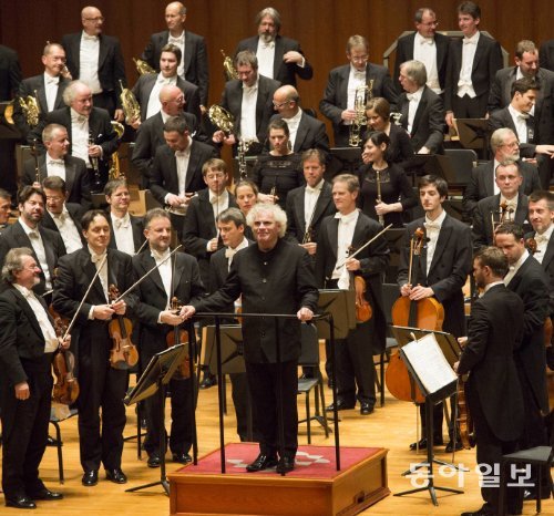 치밀하면서도 유려한 사운드를 들려준 지휘자 사이먼 래틀과 베를린 필하모닉 오케스트라. 금호아시아나문화재단 제공
