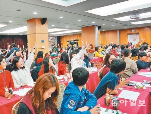 국제아동권리포럼을 앞두고 3일 서울 중구 유스호스텔에서 열린 ‘2013 대한민국 아동 총회’에서 학생들이 아동 인권에 대한 발표와 토론을 하고 있다. 국제아동인권센터 제공