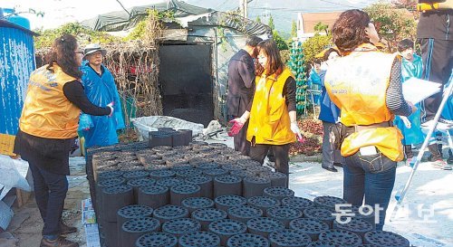 부산 금정구 남산고 교직원, 학생, 학부모 등 100여 명은 2일 노포동경로당 앞 마당에서 따뜻한 겨울나기 연탄나눔 봉사활동을 펼쳤다. 금정구 제공