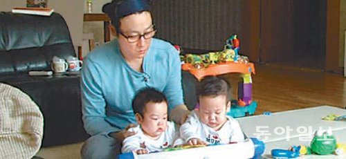 ‘슈퍼맨이 돌아왔다’의 아빠 이휘재와 쌍둥이 아들. 애를 키우면 전에 안 보이던 것들이 보인다. KBS 제공