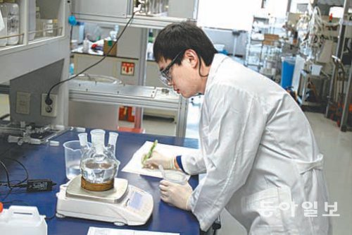경기 용인시 기흥구 마북동 KCC중앙연구소에서 연구원이 화장품용 실리콘 품질을 개선하는 실험을 하고 있다. KCC 제공