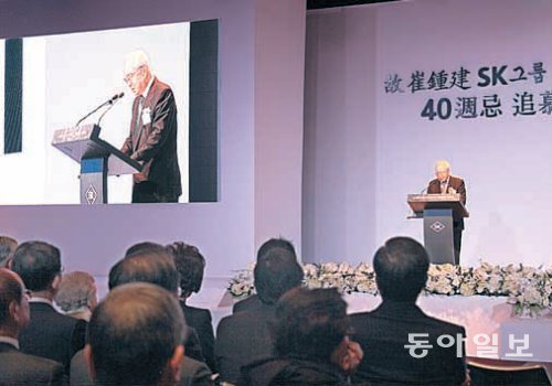 정찬주 전 선경합섬 부회장이 14일 최종건 SK그룹 창업주의 40주기 추모식에서 추모사를 낭독하고있다. SK그룹 제공