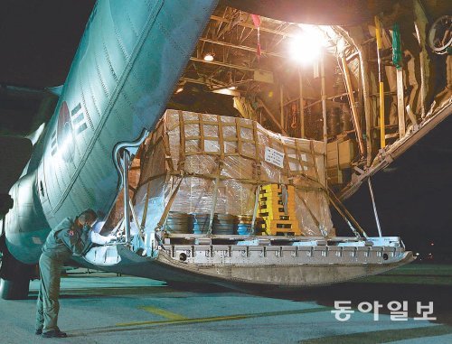 한국 구호품, 필리핀으로… 필리핀 태풍 피해지역으로 보낼 구호품을 실은 군 수송기가 14일 새벽 경기 성남시 서울공항 활주로에서 이륙 준비를 하고 있다. 필리핀 정부가 요청한 담요와 텐트, 위생키트, 정수제 및 비상식량 등을 실은 수송기는 이날 오후 타클로반 공항에 도착했다. 성남=사진공동취재단