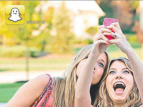 미국 소녀들이 이미지 소통에 익숙한 10대들을 겨냥해 사진을 쉽게 공유할 수 있도록 한 앱인 스냅챗으로 사진을 공유해 보며 탄성을 지르고 있다. 출처 블룸버그