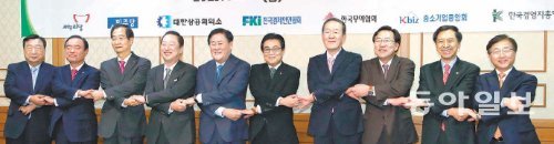 손은 잡았지만… 15일 국회 귀빈식당에서 열린 여야 원내대표와 경제5단체장 간담회에 앞서 참석자들이 손을 맞잡고 포즈를 취하고 있다. 왼쪽부터 이희범
경총 회장, 장병완 민주당 정책위의장, 한덕수 무역협회장, 박용만 대한상의 회장, 최경환 새누리당 원내대표, 전병헌 민주당 원내대표, 허창수 전경련 회장, 김기문
중기중앙회장, 김기현 새누리당 정책위의장, 이동근 대한상의 상근부회장. 변영욱 기자 cut@donga.com