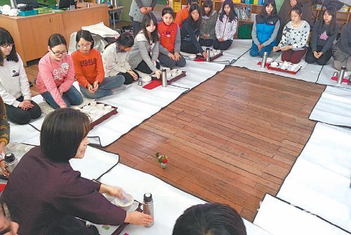 충북 청주문화원의 ‘차예절강사 양성과정’을 수강한 할머니들이 12일 한벌초등학교 학생들에게 다도를 가르쳐 주고 있다. 청주=장기우 기자 straw825@donga.com