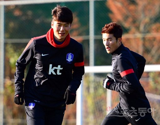 홍명보호가 추구하는 ‘한국형 축구’의 기본은 중원이다. 스위스 평가전에서 좋은 결과를 낸 대표팀 미드필드는 러시아 평가전을 통해 더욱 공고히 할 것으로 보인다. 기성용(왼쪽)과 박종우가 파주NFC에서 훈련하는 모습. 스포츠동아DB