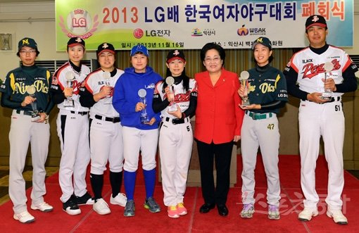 김을동 한국여자야구연맹 회장(오른쪽 3번째)이 16일 2013 LG배 한국여자야구대회 폐회식 후 개인상 수상자들과 기념촬영을 하고 있다. 익산｜김민성 기자 marineboy@donga.com 트위터 @bluemarine007