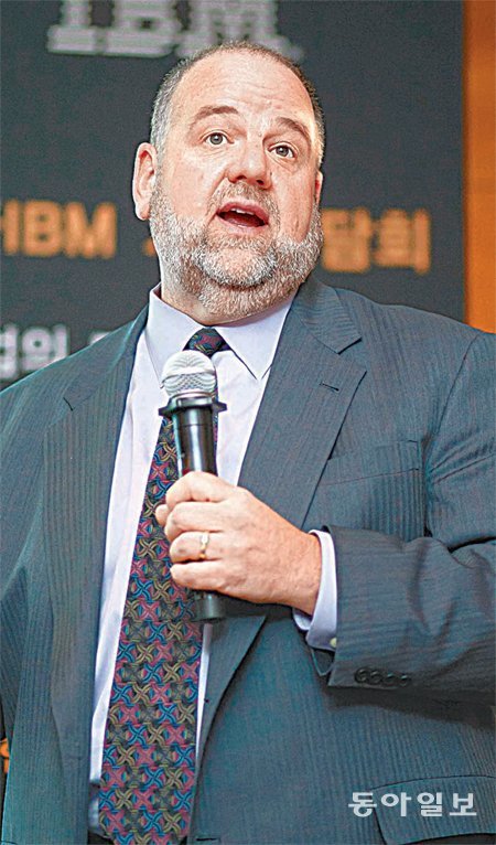 데이비드 매퀴니 미국 IBM연구소 글로벌 전략 담당
부사장이 18일 기자간담회에서 빅데이터 기술의 중
요성을 강조하고 있다. 한국IBM 제공