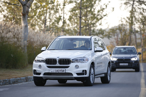 온·오프로드를 가리지 않고 역동적인 주행능력을 발휘하는 BMW X시리즈의 최상위 모델 뉴 X5. SAV라는 명칭에 걸맞은 날카로운 코너링과 어지간한 스포츠 세단도 순식간에 추월해버리는 파워풀한 가속능력을 자랑한다. 사진제공｜BMW