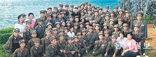 지난해 8월 17일 연평도 포격부대를 방문한 김정은이 현지 군인들과 함께 기념사진을 찍고 있다. 사진속에는 한눈에도 허약해 보이는 병사들이 적잖게 눈에 띈다. 동아일보DB
