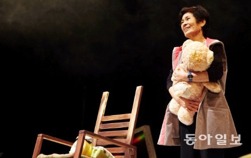 연극 ‘오스카! 신에게 보내는 편지’는 배우 김혜자의 고군분투를 100분간 보여준다. 그의 이미지에 어울리는 감동적인 이야기다. 더 또렷하고 따스하게 전할 방법이 분명 있었다. CJ E&M 제공
