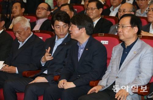 안철수 의원과 대화를 나누고 있는 송호창 의원(왼쪽에서 두번째). 동아일보 DB