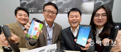 LG전자의 첫 곡면 스마트폰 ‘LG G플렉스’를 개발한 주역 4명이 제품을 들어 보이고 있다. 왼쪽부터 진승환 차장, 이재욱 조두찬 수석연구원, 김홍식 선임연구원.
LG전자 제공