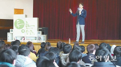 한석준 KBS 아나운서가 20일 서울 송파구 오금고에서 ‘독한 습관’ 강연의 마이크를 잡았다. 400여 명의 고3 학생들이 그의 재치 있고 소탈한 조언에 귀를 기울였다. 박영대 기자 sannae@donga.com