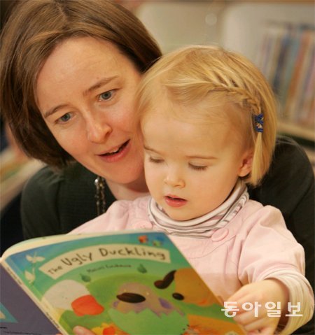 독서 운동단체 북트러스트에서 진행하는 ‘북 스타트’ 프로그램에 참가한 부모와 자녀가 함께 책을 읽고 있다. 북트러스트 제공